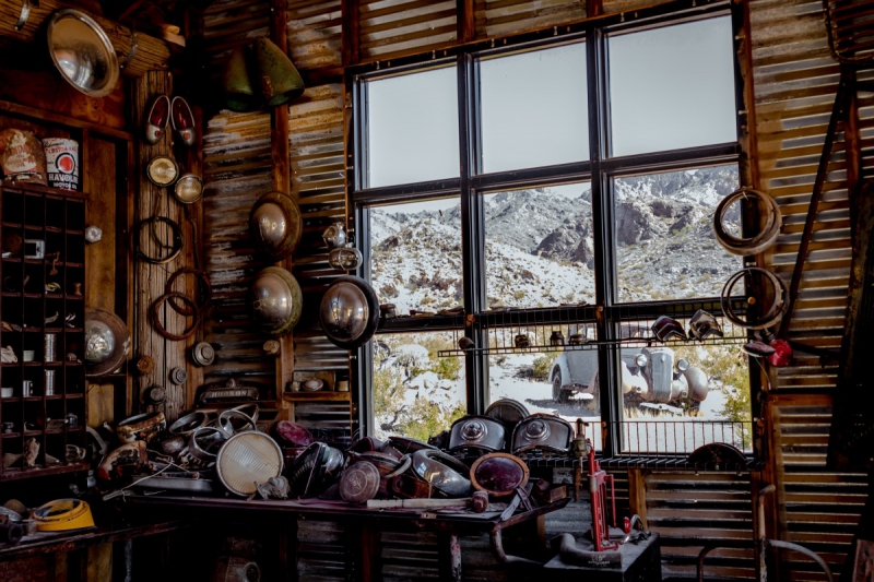 ecommerce-ST CEZAIRE SUR SIAGNE-min_shop_window_part_junk_abandoned-138873